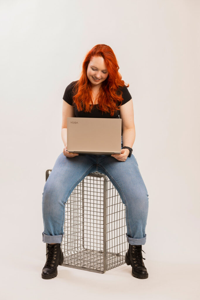 Lisa sitzt am Laptop