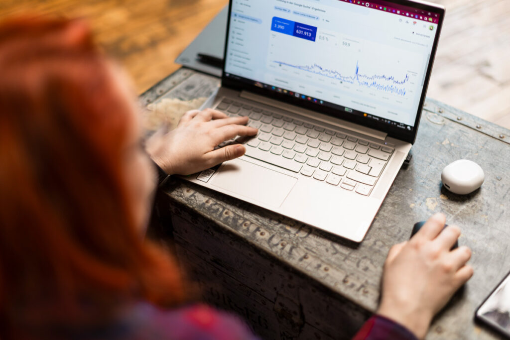 Lisa sitzt vor dem Laptop und öffnet die Google Search Console