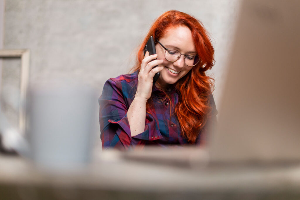 Lisa Augustin telefoniert mit einem SEO Kunden.