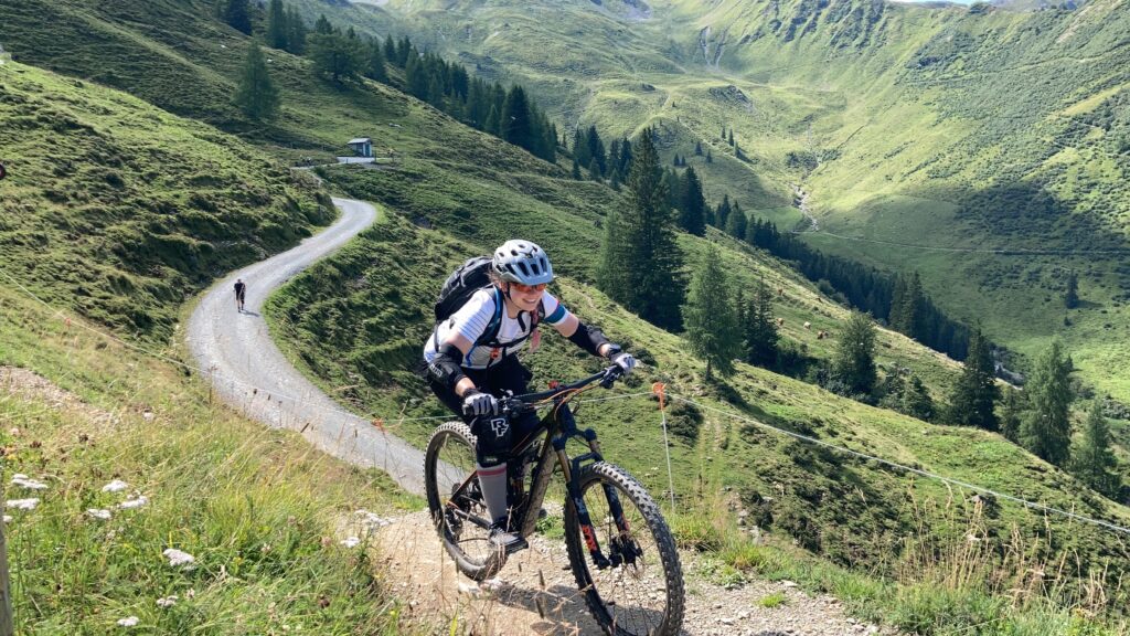 Lisa Augustin beim Mountainbiken in den Bergen.