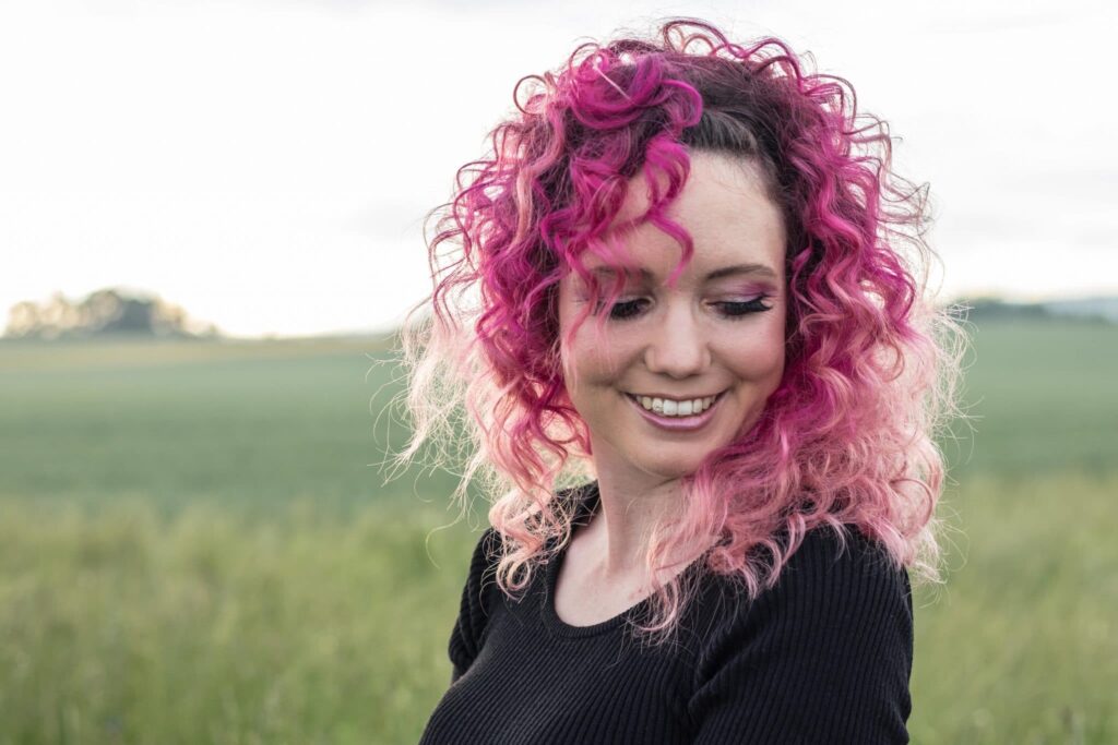 Lisa mit Pinken Haaren