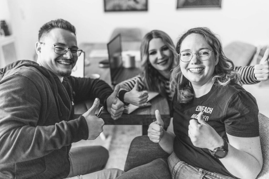 Das Team Von Einfach Mal Seo Gibt Mit Daumen Hoch Ein Positives Signal.