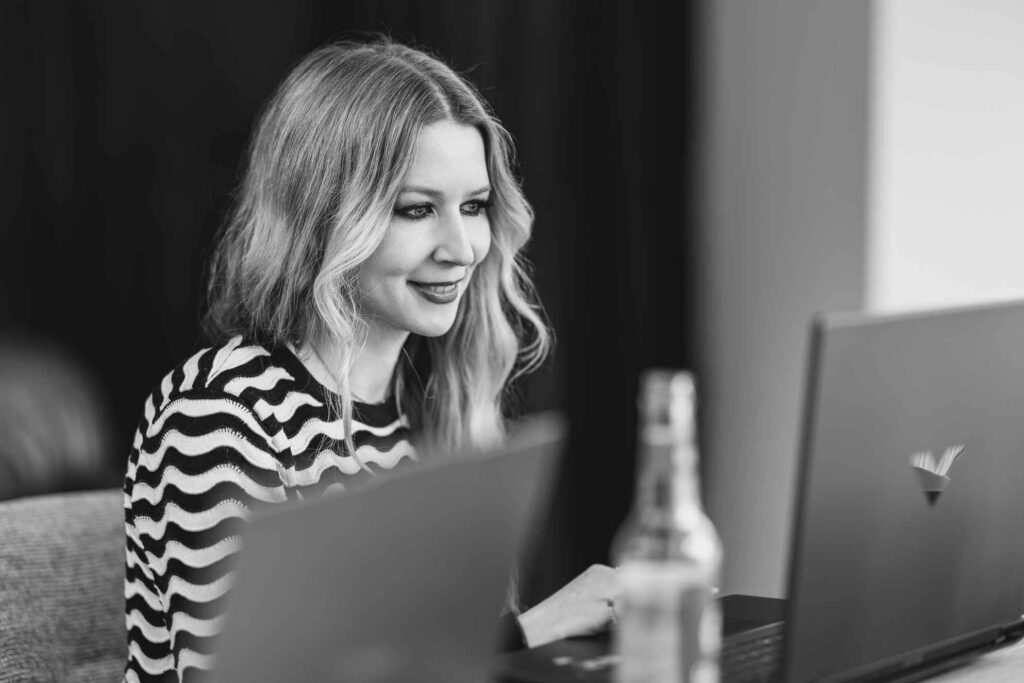 Content-Managerin Deborah Kliebhan bei der Arbeit am Laptop im Buero von Einfach mal SEO.