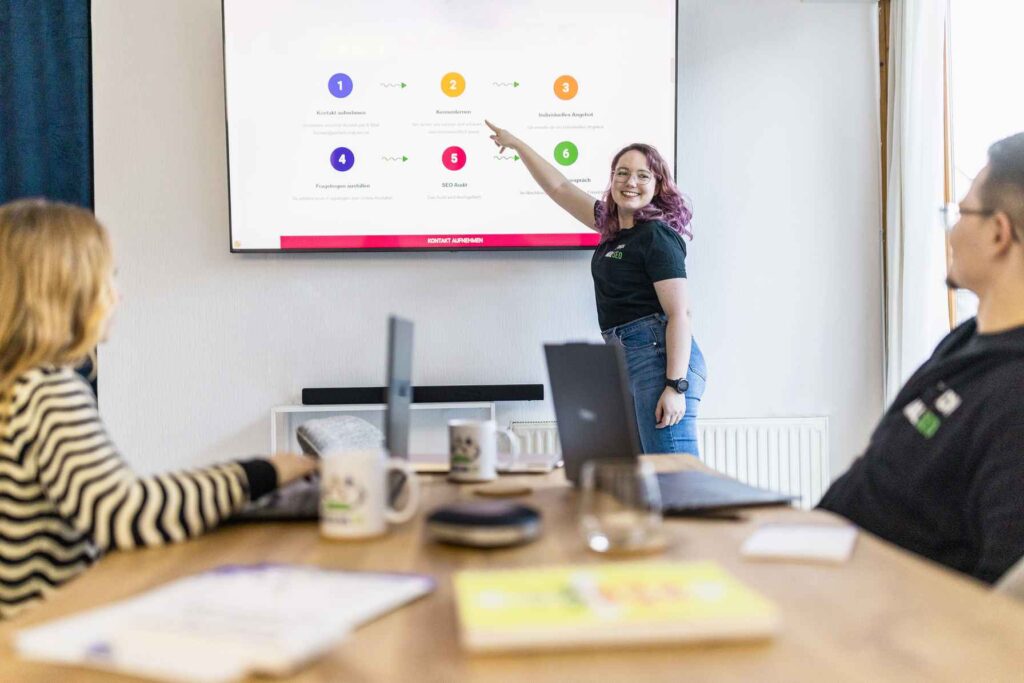 Lisa Augustin haelt eine Praesentation vor ihrem Team bei Einfach mal SEO.