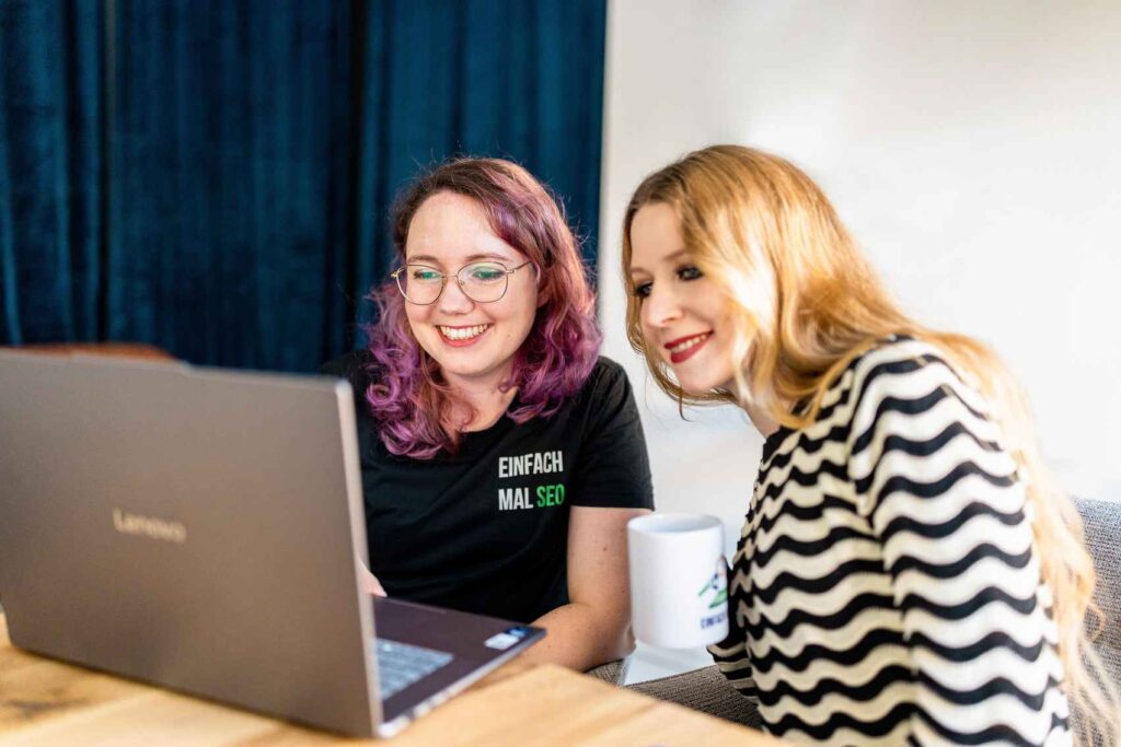 SEO-Expertin und Content-Managerin arbeiten gemeinsam am Laptop bei Einfach mal SEO.